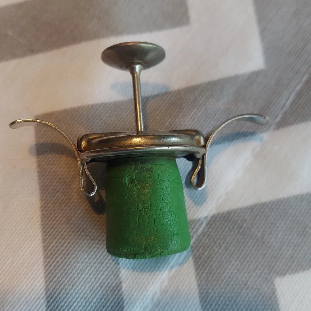 * EKCO USA Bull Dog Push Button Bottle Stopper with Handle, Pat#2446661 Vintage